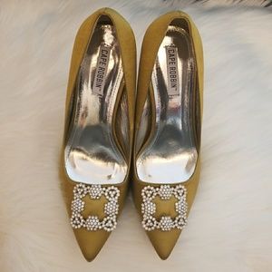 NIB Olive Cape Robin Pumps Size 9